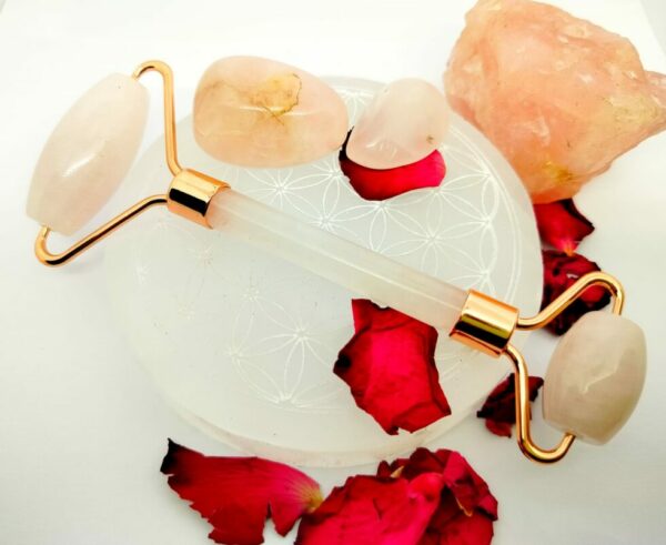 CRYSTAL RELAX Rullo massaggiatore da viso in Quarzo Rosa.