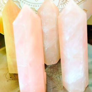 OBELISCO IN QUARZO ROSA