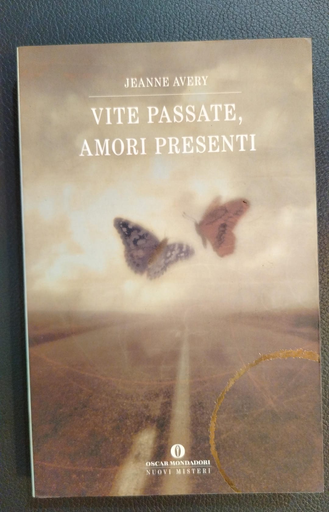 Libro VITE PASSATE, AMORI PRESENTI (usato)